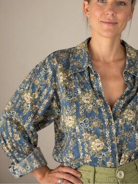 90's Liz Claiborne Soft Chambray Denim Floral Cropped Button Up Blouse Top Shirt